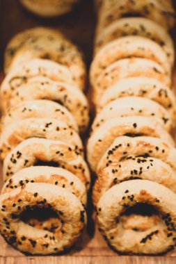 Bir grup çeşit kurabiye. Çikolata parçacıklı, yulaflı, kuru üzümlü, beyaz çikolatalı.