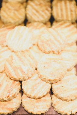 Bir grup çeşit kurabiye. Çikolata parçacıklı, yulaflı, kuru üzümlü, beyaz çikolatalı.