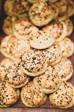 Bir grup çeşit kurabiye. Çikolata parçacıklı, yulaflı, kuru üzümlü, beyaz çikolatalı.