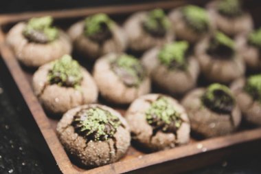 Bir grup çeşit kurabiye. Çikolata parçacıklı, yulaflı, kuru üzümlü, beyaz çikolatalı.