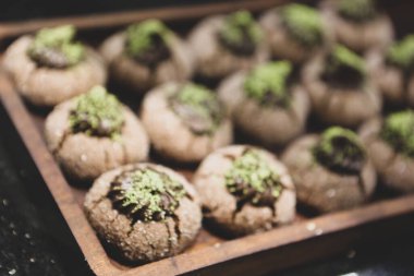 Bir grup çeşit kurabiye. Çikolata parçacıklı, yulaflı, kuru üzümlü, beyaz çikolatalı.