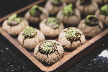 Bir grup çeşit kurabiye. Çikolata parçacıklı, yulaflı, kuru üzümlü, beyaz çikolatalı.