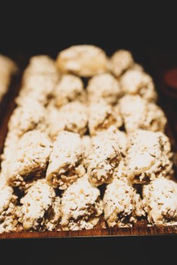 Bir grup çeşit kurabiye. Çikolata parçacıklı, yulaflı, kuru üzümlü, beyaz çikolatalı.