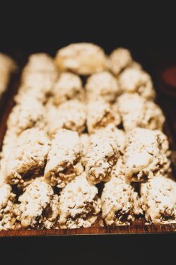 Bir grup çeşit kurabiye. Çikolata parçacıklı, yulaflı, kuru üzümlü, beyaz çikolatalı.