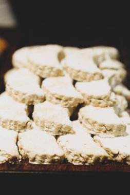 Bir grup çeşit kurabiye. Çikolata parçacıklı, yulaflı, kuru üzümlü, beyaz çikolatalı.