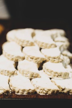 Bir grup çeşit kurabiye. Çikolata parçacıklı, yulaflı, kuru üzümlü, beyaz çikolatalı.