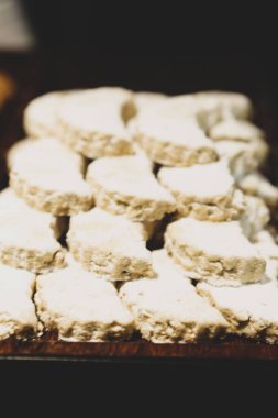 Bir grup çeşit kurabiye. Çikolata parçacıklı, yulaflı, kuru üzümlü, beyaz çikolatalı.