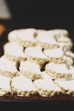 Bir grup çeşit kurabiye. Çikolata parçacıklı, yulaflı, kuru üzümlü, beyaz çikolatalı.