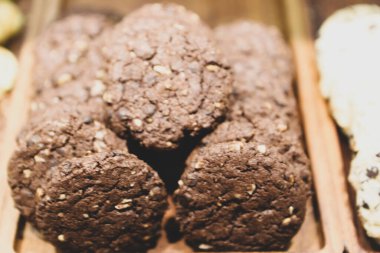 Bir grup çeşit kurabiye. Çikolata parçacıklı, yulaflı, kuru üzümlü, beyaz çikolatalı.