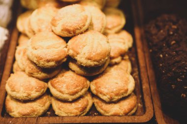 Bir grup çeşit kurabiye. Çikolata parçacıklı, yulaflı, kuru üzümlü, beyaz çikolatalı.