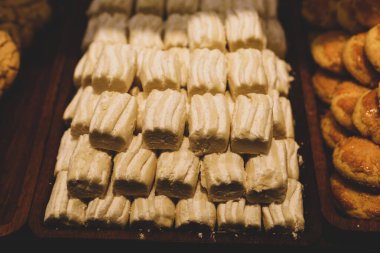 Bir grup çeşit kurabiye. Çikolata parçacıklı, yulaflı, kuru üzümlü, beyaz çikolatalı.