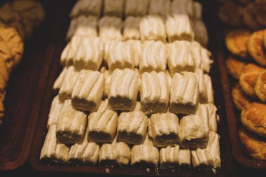 Bir grup çeşit kurabiye. Çikolata parçacıklı, yulaflı, kuru üzümlü, beyaz çikolatalı.