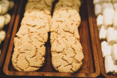 Bir grup çeşit kurabiye. Çikolata parçacıklı, yulaflı, kuru üzümlü, beyaz çikolatalı.