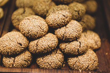 Bir grup çeşit kurabiye. Çikolata parçacıklı, yulaflı, kuru üzümlü, beyaz çikolatalı.