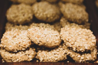 Bir grup çeşit kurabiye. Çikolata parçacıklı, yulaflı, kuru üzümlü, beyaz çikolatalı.