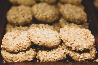 Bir grup çeşit kurabiye. Çikolata parçacıklı, yulaflı, kuru üzümlü, beyaz çikolatalı.