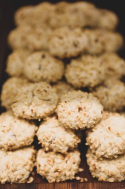 Bir grup çeşit kurabiye. Çikolata parçacıklı, yulaflı, kuru üzümlü, beyaz çikolatalı.