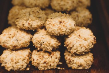 Bir grup çeşit kurabiye. Çikolata parçacıklı, yulaflı, kuru üzümlü, beyaz çikolatalı.