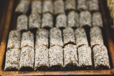 Bir grup çeşit kurabiye. Çikolata parçacıklı, yulaflı, kuru üzümlü, beyaz çikolatalı.