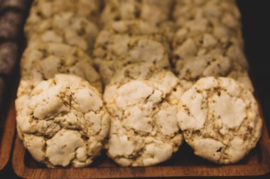 Bir grup çeşit kurabiye. Çikolata parçacıklı, yulaflı, kuru üzümlü, beyaz çikolatalı.