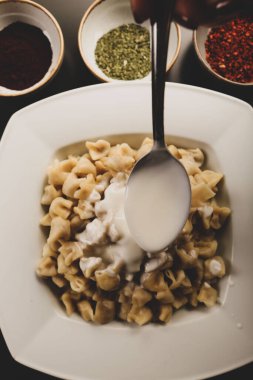 Türk mantı manlama plaka üzerinde