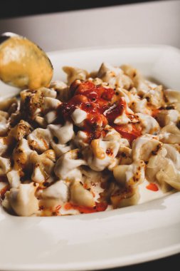 Türk mantı manlama plaka üzerinde