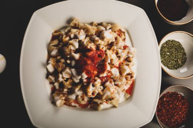 Türk mantı manlama plaka üzerinde