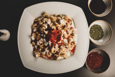 Türk mantı manlama plaka üzerinde