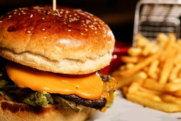 Taze sebzeli ev yapımı hamburger.