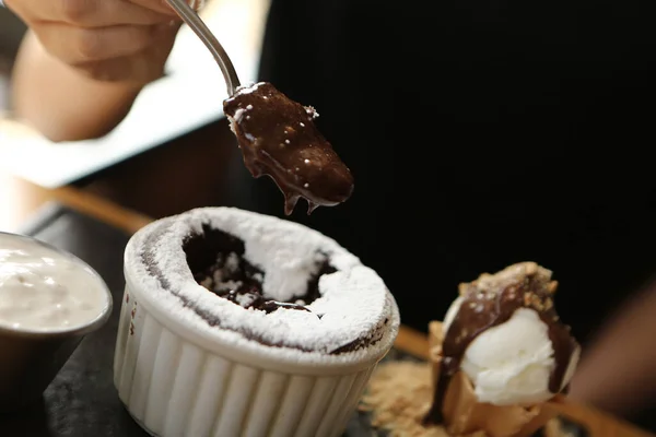 Choklad Souffle Med Glass — Stockfoto