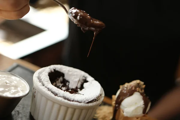 아이스크림과 초콜릿 수플레 — 스톡 사진