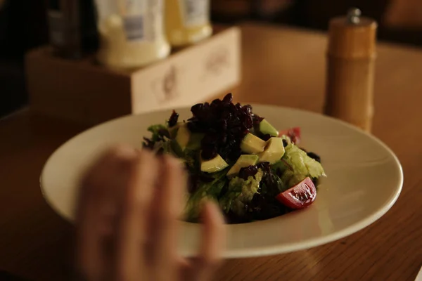 Retrato Atractiva Mujer Caucásica Sonriente Comiendo Ensalada Centran Mano Tenedor —  Fotos de Stock