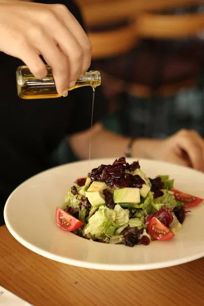 Portret Van Aantrekkelijke Kaukasische Lachende Vrouw Eten Salade Focus Aan — Stockfoto