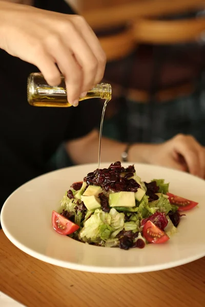 Portret Van Aantrekkelijke Kaukasische Lachende Vrouw Eten Salade Focus Aan — Stockfoto