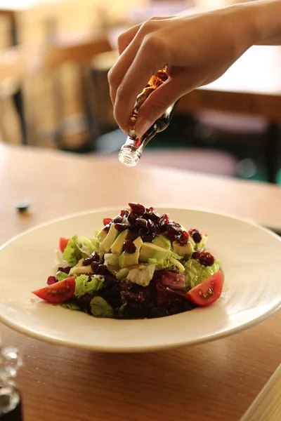 Portret Van Aantrekkelijke Kaukasische Lachende Vrouw Eten Salade Focus Aan — Stockfoto