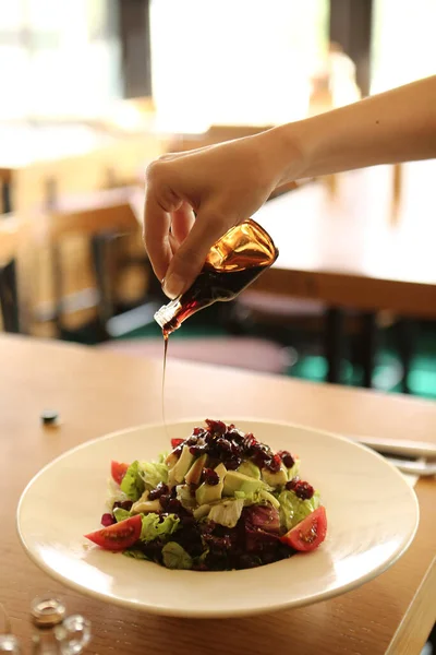 Ritratto Attraente Donna Caucasica Sorridente Mangiare Insalata Concentrarsi Mano Forchetta — Foto Stock