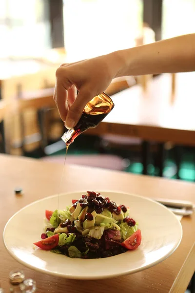 Ritratto Attraente Donna Caucasica Sorridente Mangiare Insalata Concentrarsi Mano Forchetta — Foto Stock