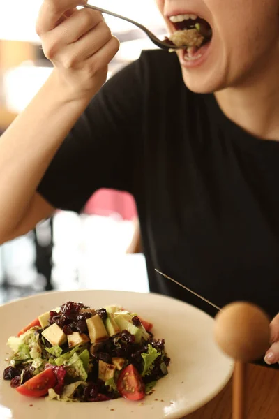 Retrato Atraente Mulher Branca Sorrindo Comer Salada Foco Mão Garfo — Fotografia de Stock