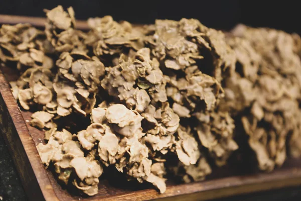 Bir grup çeşit kurabiye. Çikolata parçacıklı, yulaflı, kuru üzümlü, beyaz çikolatalı.