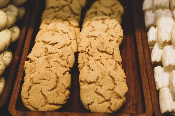 Bir grup çeşit kurabiye. Çikolata parçacıklı, yulaflı, kuru üzümlü, beyaz çikolatalı.