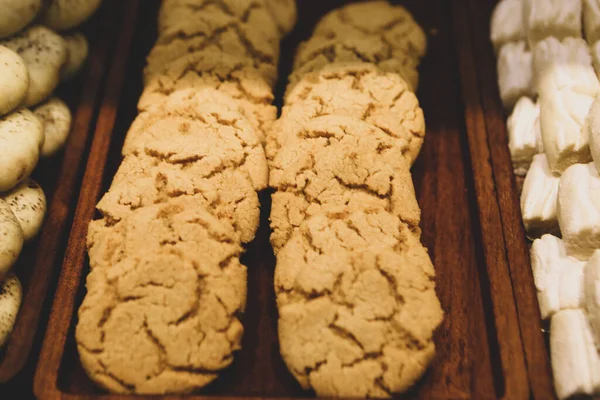 Bir grup çeşit kurabiye. Çikolata parçacıklı, yulaflı, kuru üzümlü, beyaz çikolatalı.