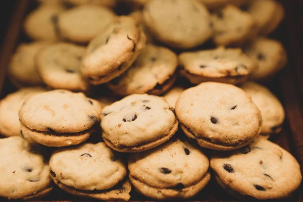 Bir grup çeşit kurabiye. Çikolata parçacıklı, yulaflı, kuru üzümlü, beyaz çikolatalı.