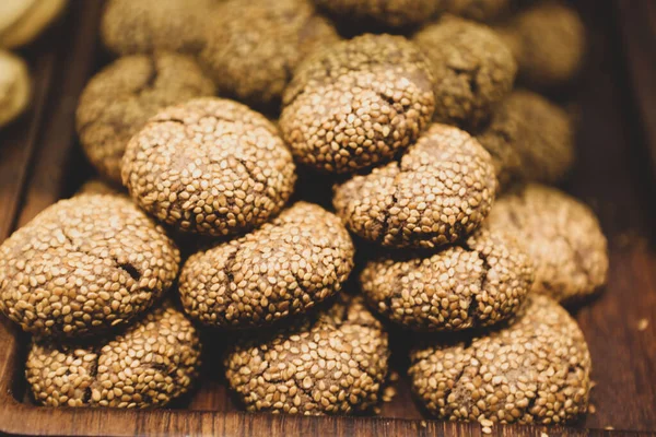 Bir grup çeşit kurabiye. Çikolata parçacıklı, yulaflı, kuru üzümlü, beyaz çikolatalı.