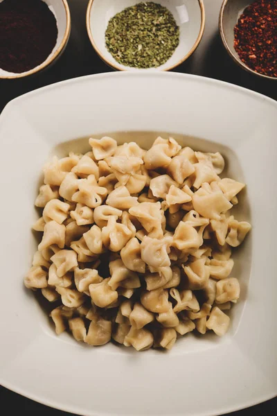 Türkisches Manti Manlama Auf Teller — Stockfoto