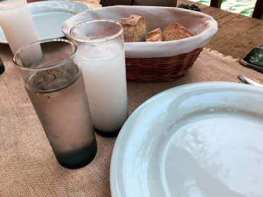 Özel Alkollü İçkili Rakılı Türk ve Yunan Geleneksel Yemek Masası. Uzo ve Türk Rakısı, Türkiye, Yunanistan, Kıbrıs ve Lübnan'da yaygın olarak tüketilen kuru anason aromalı bir aperatiftir.