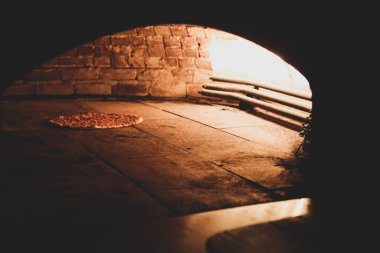 Bir restoranda, pide veya pide ekmeğinde fırında veya sobada pişiyor. Fırın ya da fırın konsepti resmi.