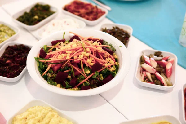 Geleneksel Türk ve Yunan yemek meze masası