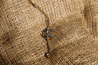 Elmas Mücevherler ve Moda Mücevherleri