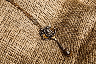 Elmas Mücevherler ve Moda Mücevherleri