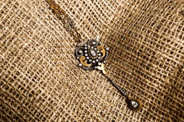 Elmas Mücevherler ve Moda Mücevherleri